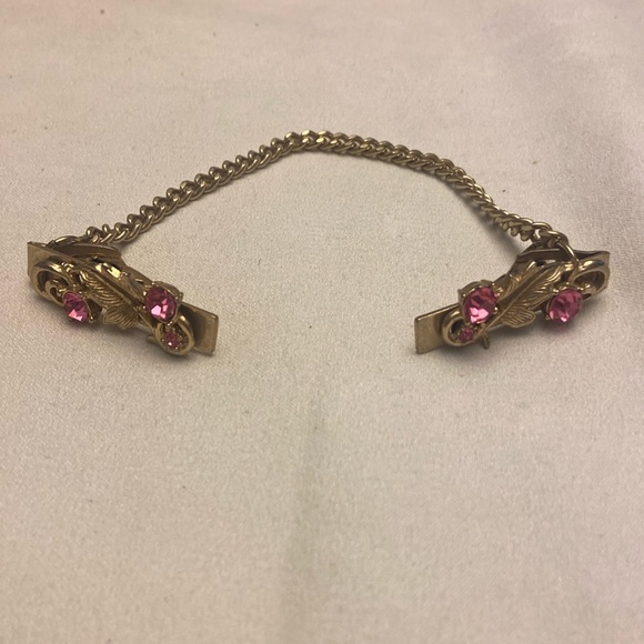 Vintage Elegant Leaves Pink Rhinestone Gold tone Chain Sweater Clip - Picture 2 of 4